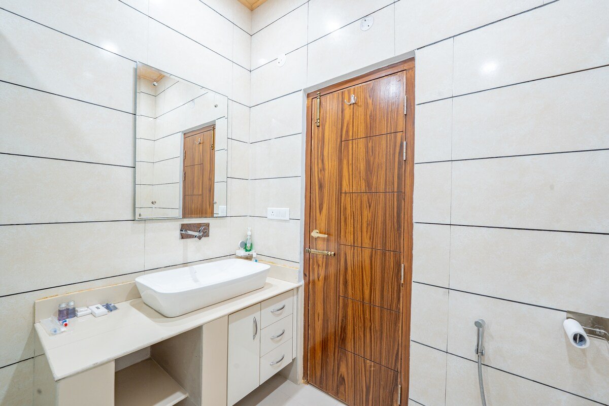 Plush Riverfront Villa Manali