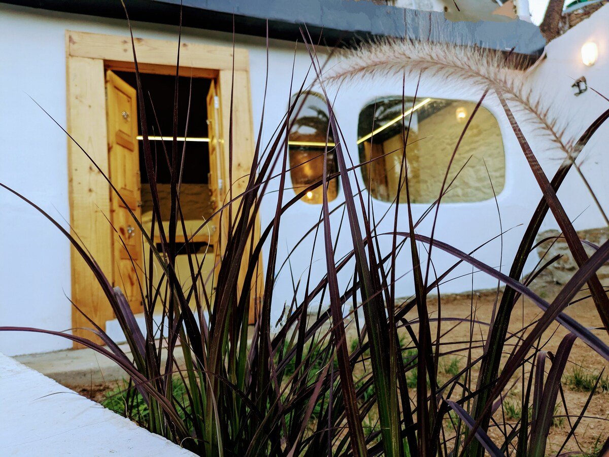 Cliff Cob House Mount Abu